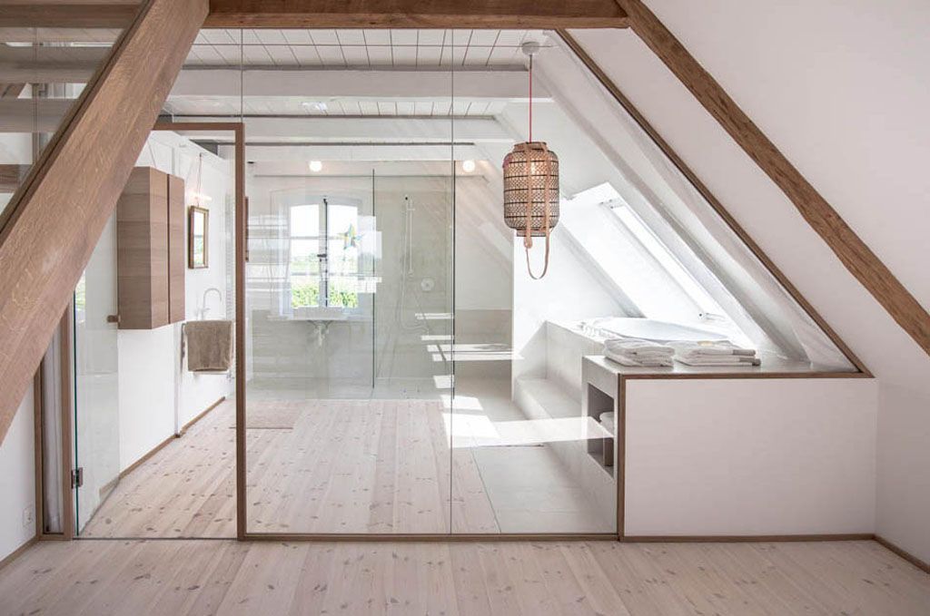 Im Dachgeschoss befindet sich ein Badezimmer mit Glaswand.