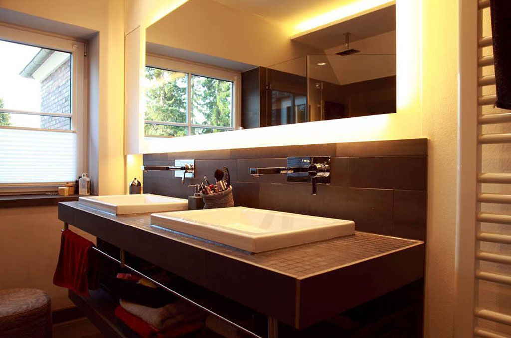 Ein Badezimmer mit zwei Waschbecken und einem großen Spiegel