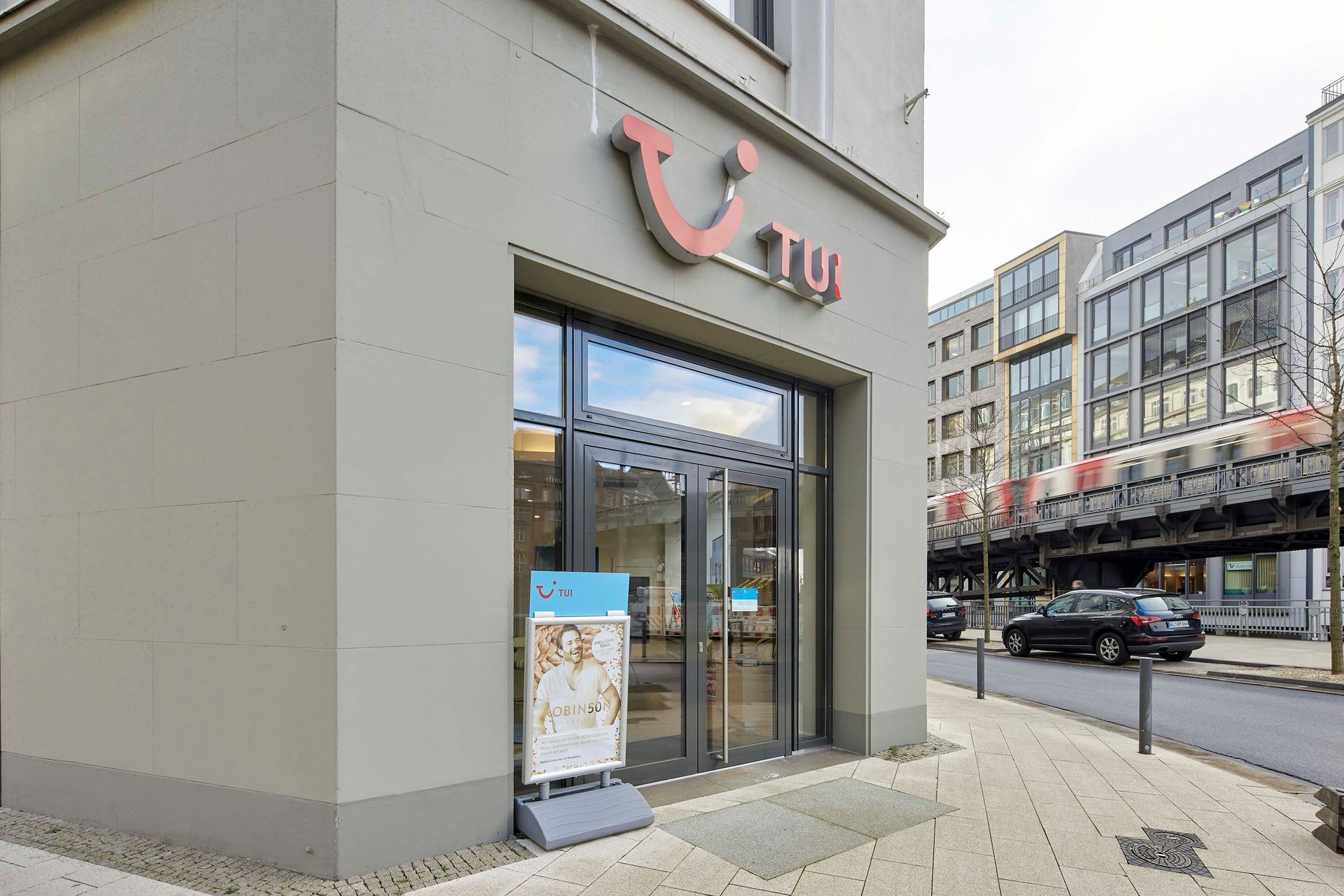 An der Ecke einer Stadtstraße befindet sich ein TUI-Laden.