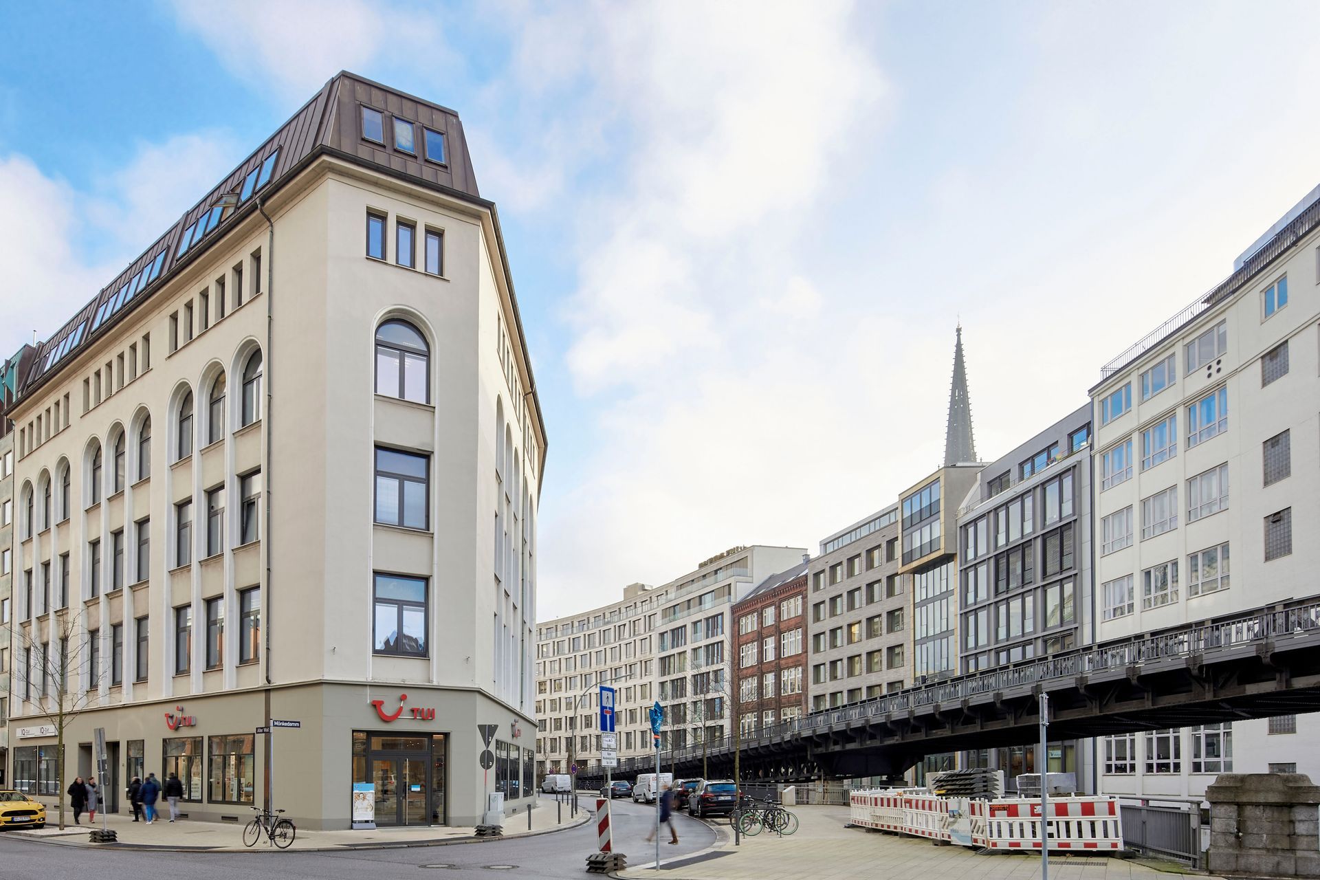 Eine Reihe von Gebäuden mit einer Brücke im Hintergrund