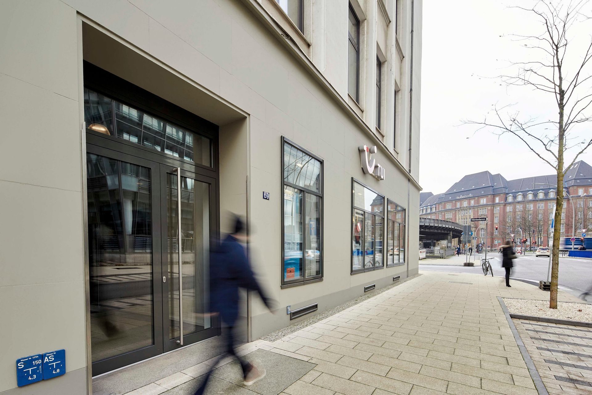 Ein verschwommenes Bild einer Person, die vor einem Gebäude geht