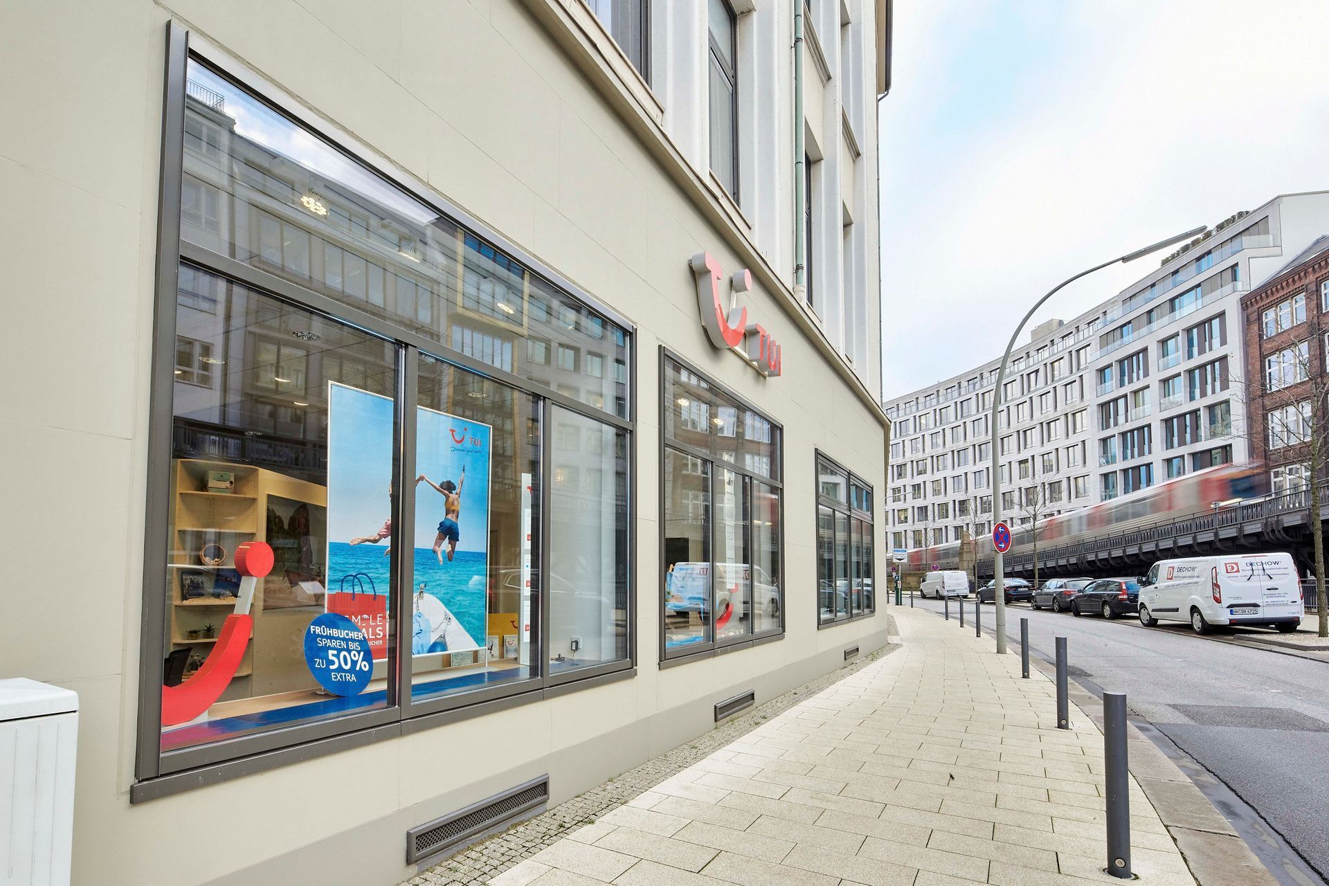 Ein Gebäude mit vielen Fenstern an der Seite