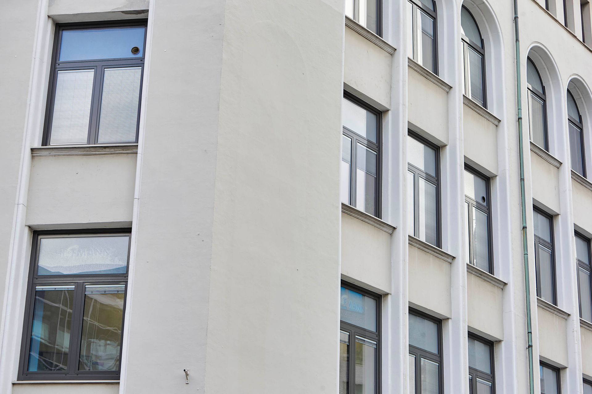 Ein weißes Gebäude mit vielen Fenstern.