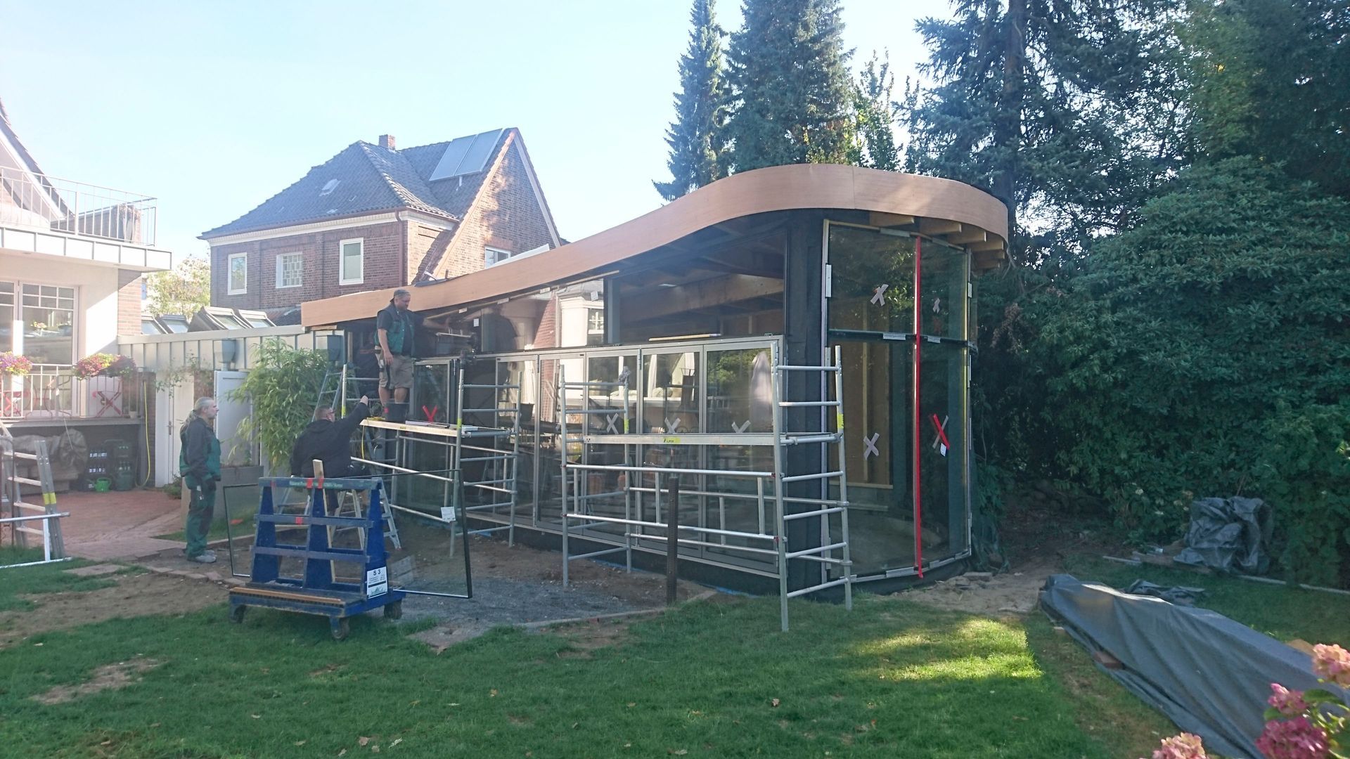 Im Hinterhof eines Hauses wird ein Gebäude errichtet.