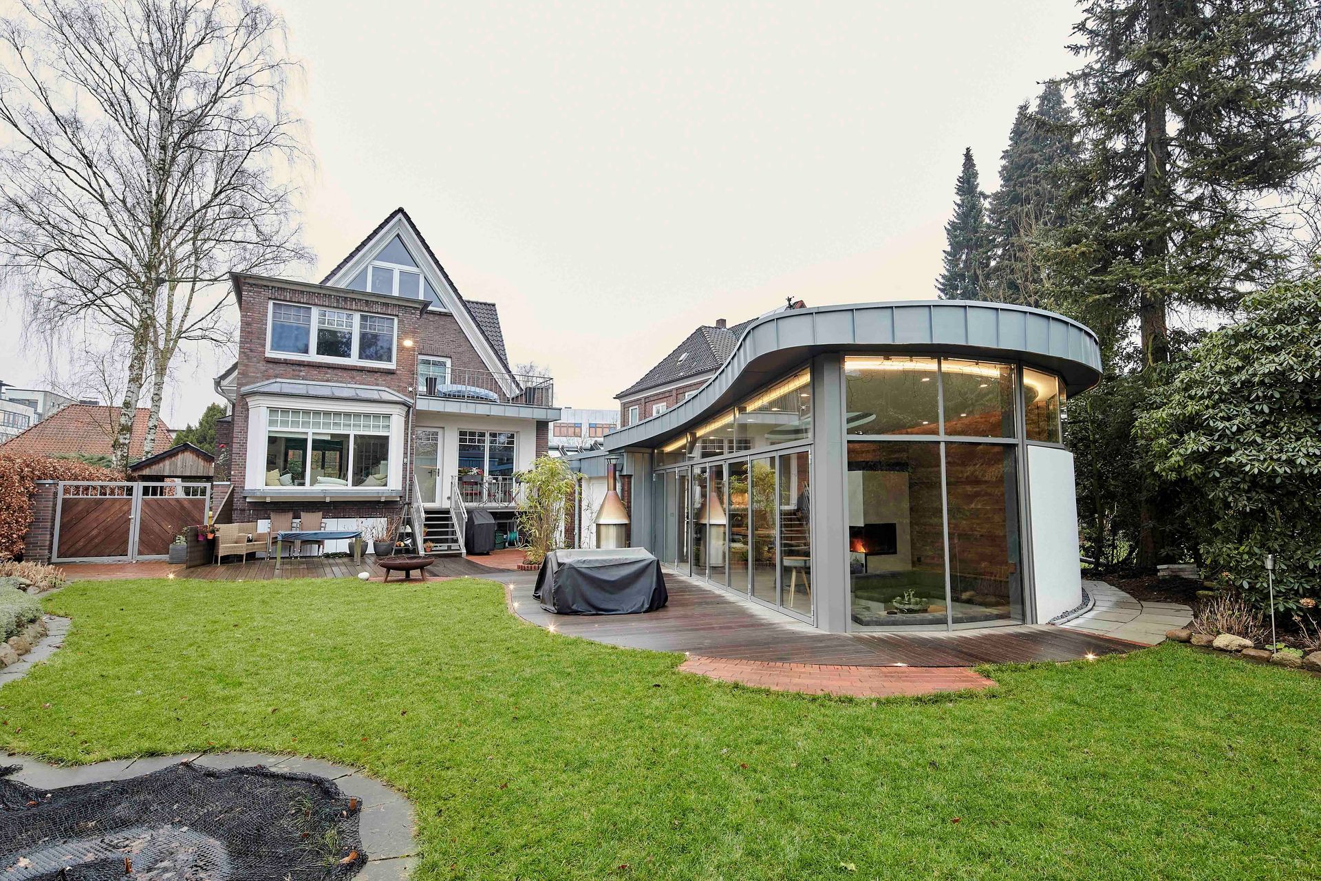 Ein großes Haus mit einer großen Wiese davor.