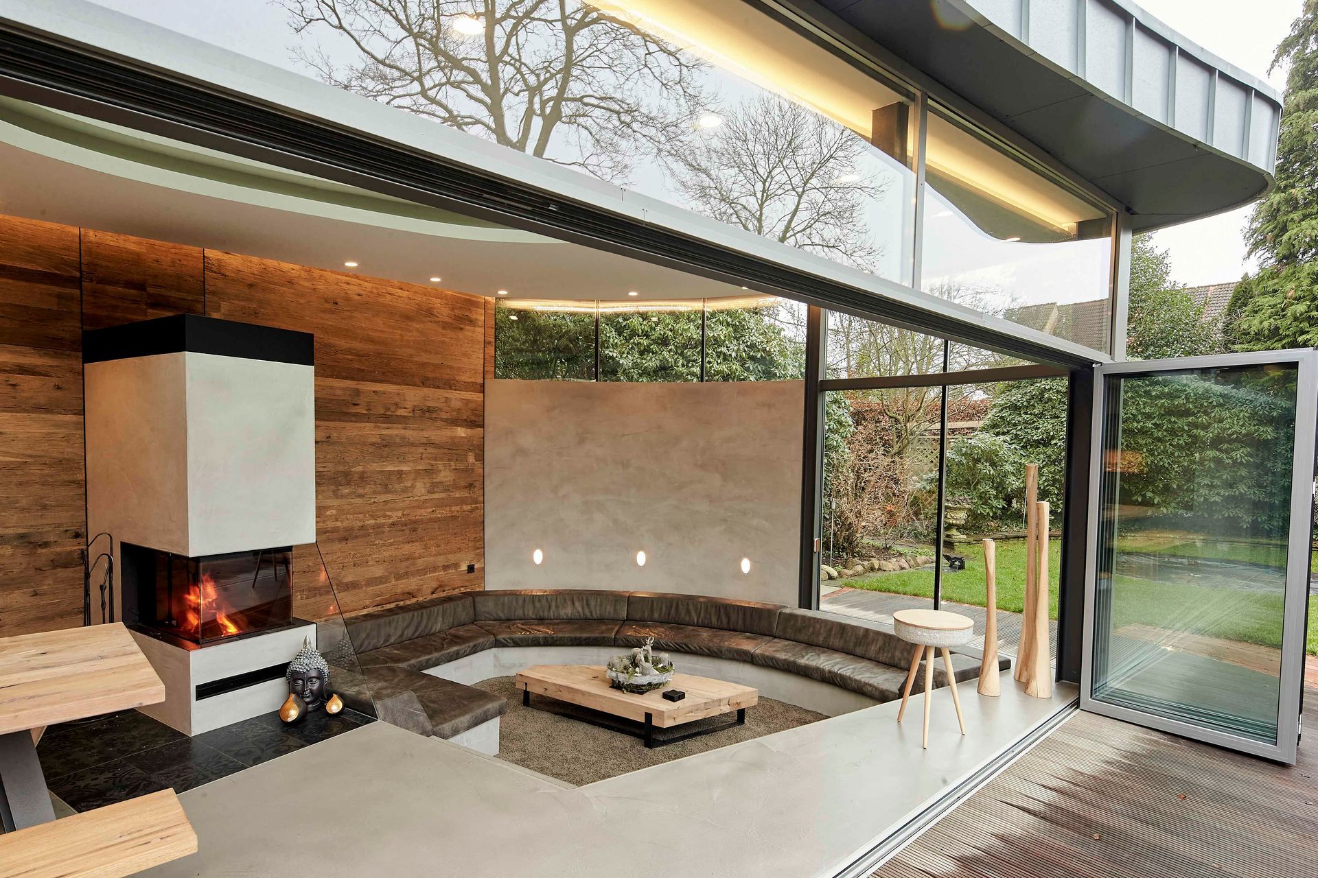 Ein Wohnzimmer mit Kamin und Couch