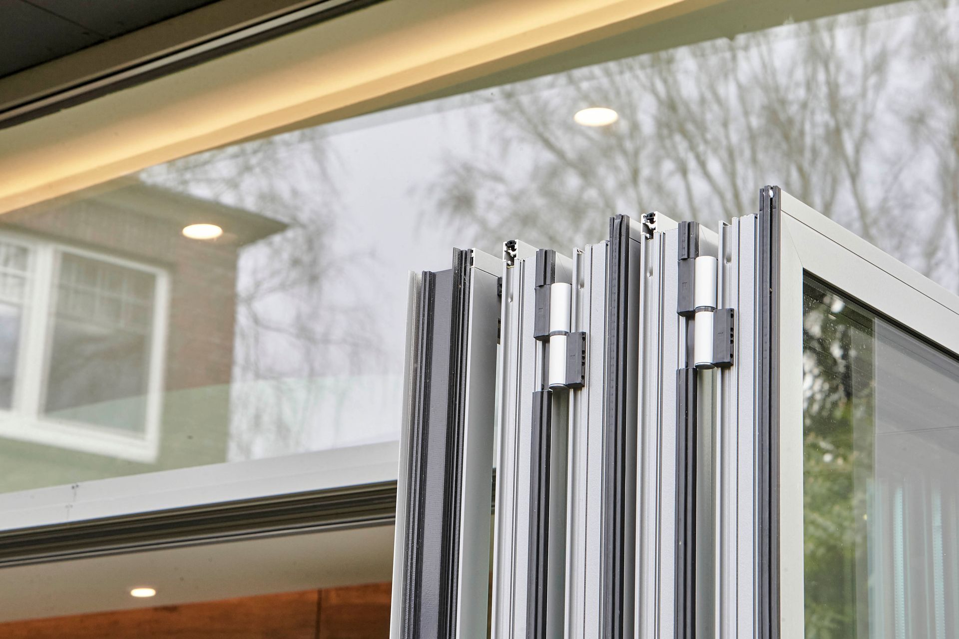 Eine Nahaufnahme einer Glasschiebetür in einem Haus