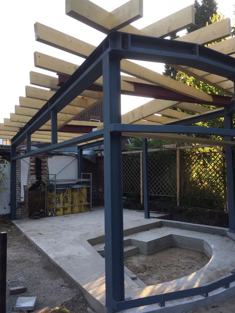 Es entsteht eine Metallkonstruktion mit Holzbalken