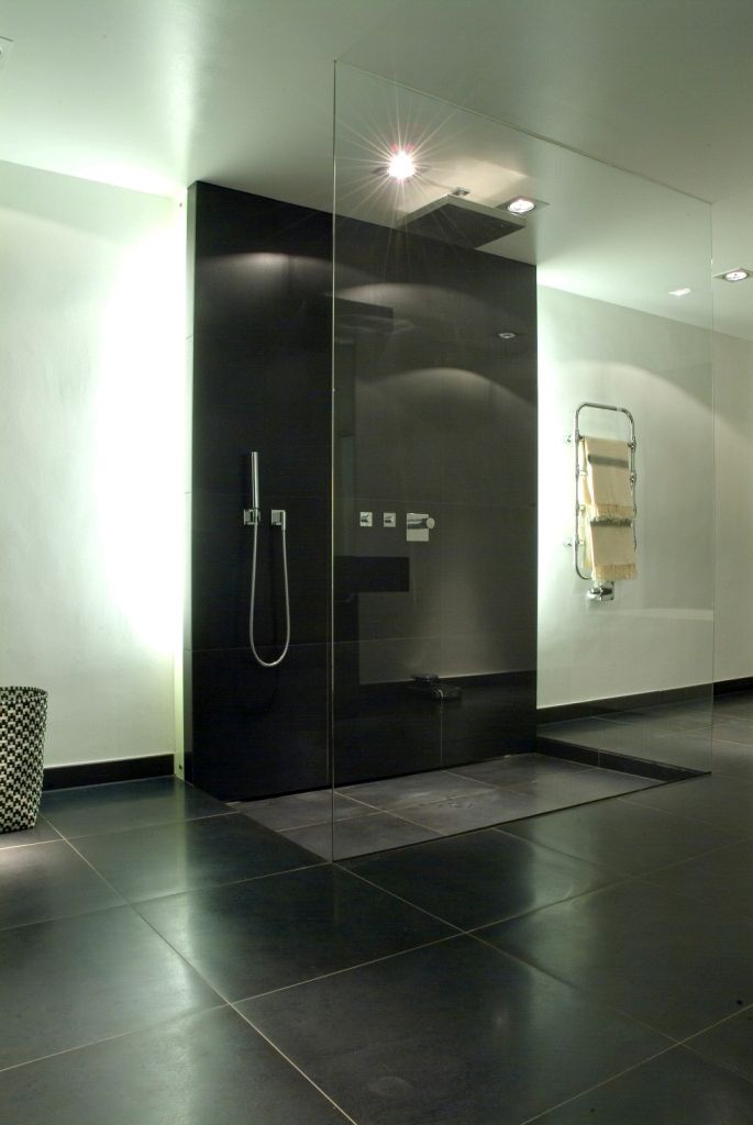 Ein Badezimmer mit ebenerdiger Dusche und Handtuchhalter