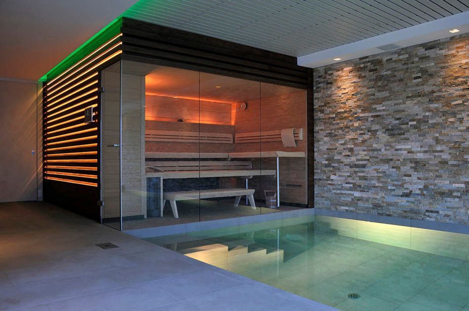 Inmitten eines Schwimmbeckens befindet sich eine Sauna.