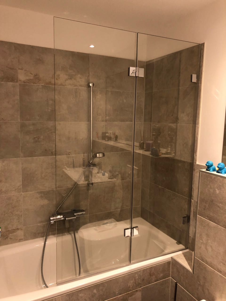 Ein Badezimmer mit Badewanne und Glasduschtür.