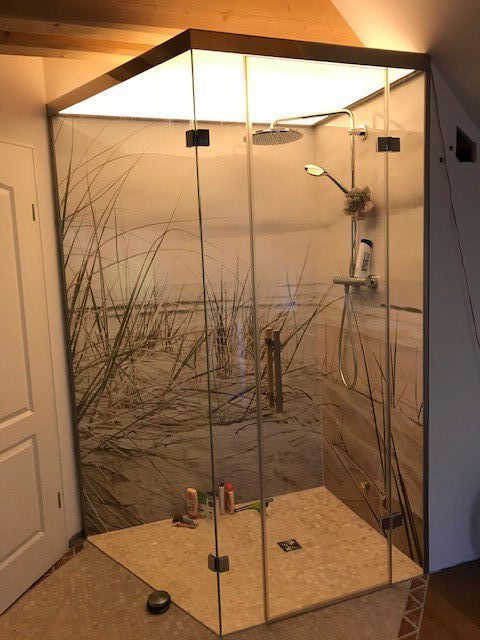 Ein Badezimmer mit ebenerdiger Dusche und einem Bild an der Wand