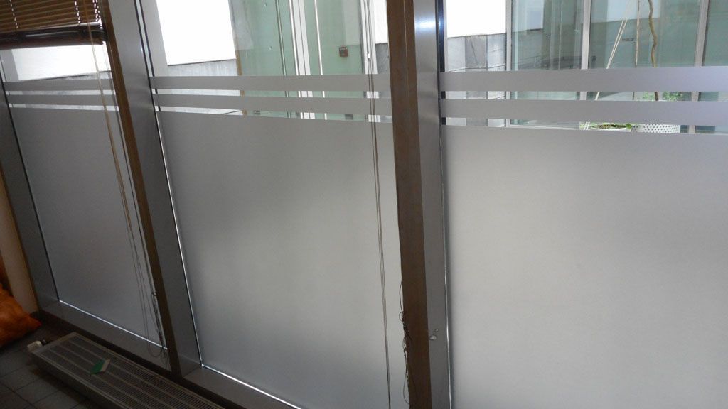 Eine Glasschiebetür mit einer Milchglasfolie darauf.