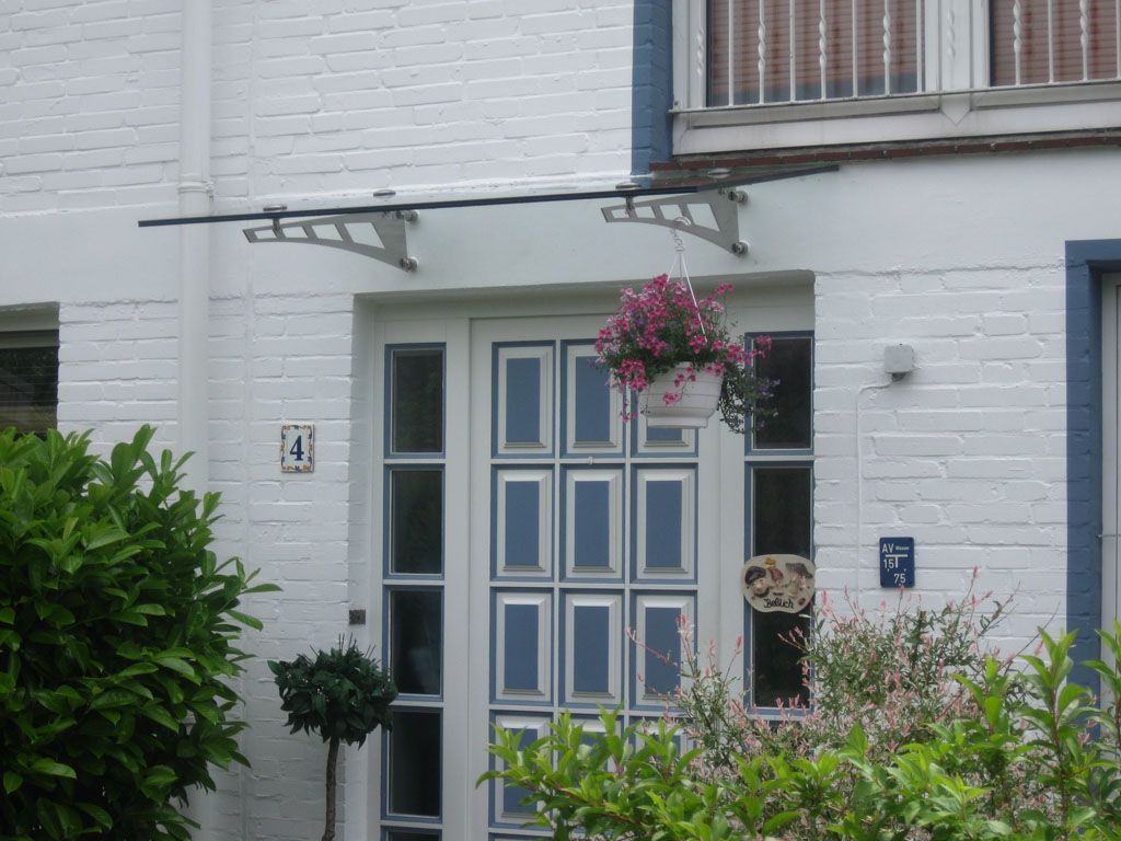 Ein weißes Haus mit der Nummer 4 darauf