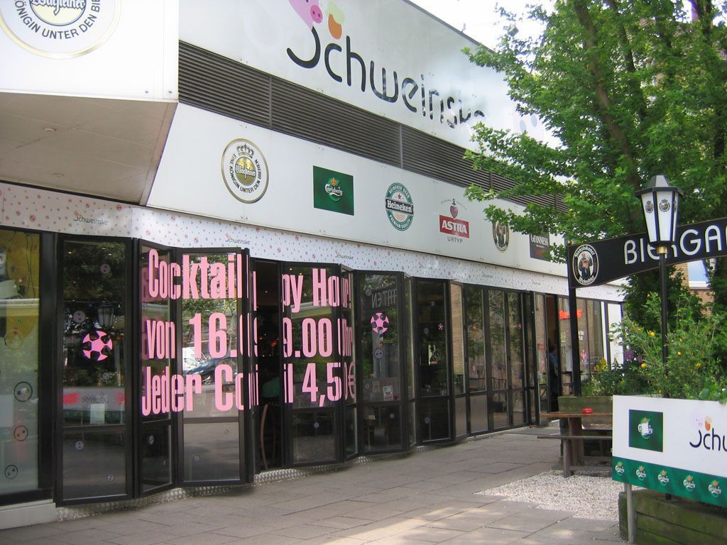 Ein Gebäude mit einem Schild mit der Aufschrift 