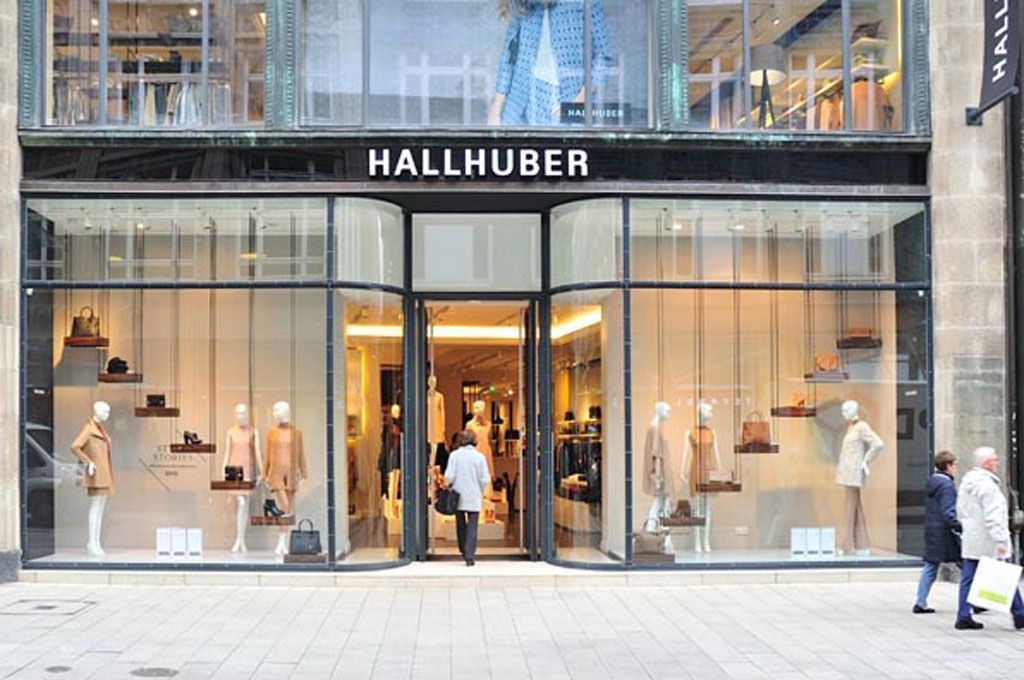 Menschen gehen vor einem Halleuber-Laden
