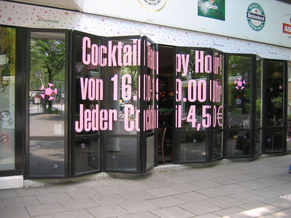 Ein Restaurant mit einem Schild mit der Aufschrift „Cocktail von 18“