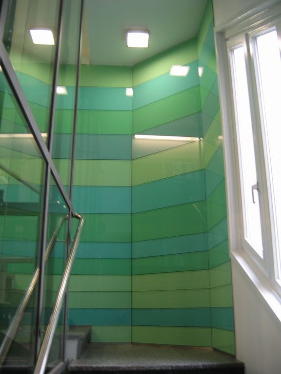 Eine Treppe mit grünen Wänden und einem Fenster