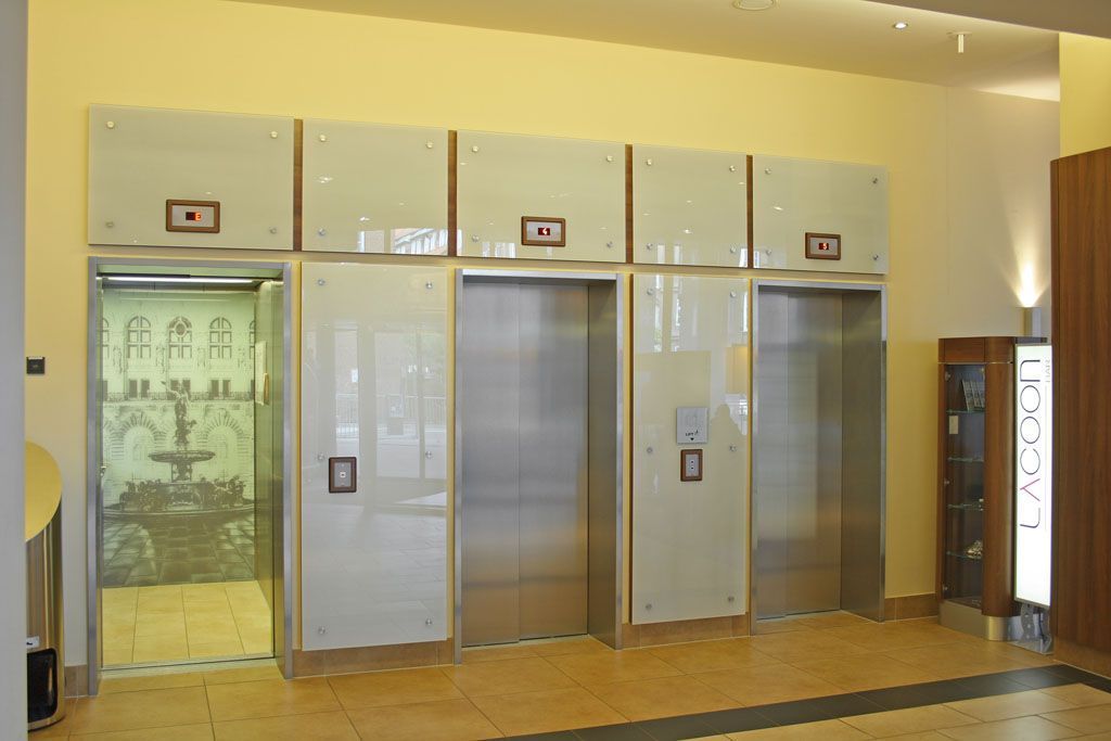 Eine Reihe von Aufzügen sind in einem Gebäude aufgereiht