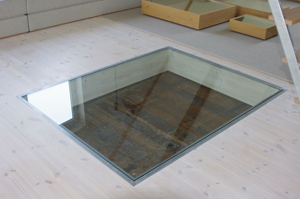 In der Mitte des Raumes befindet sich ein Glasboden.