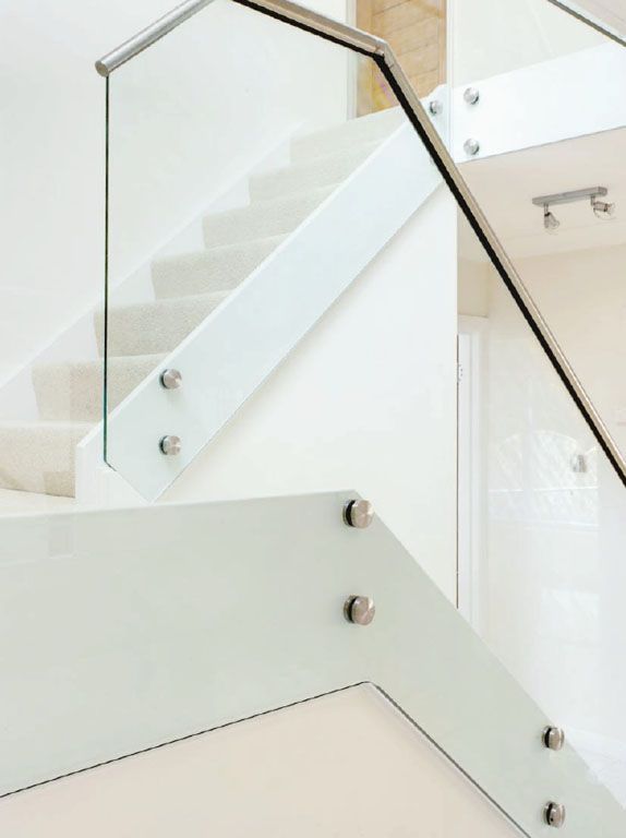 Eine Nahaufnahme einer Treppe mit einem Glasgeländer