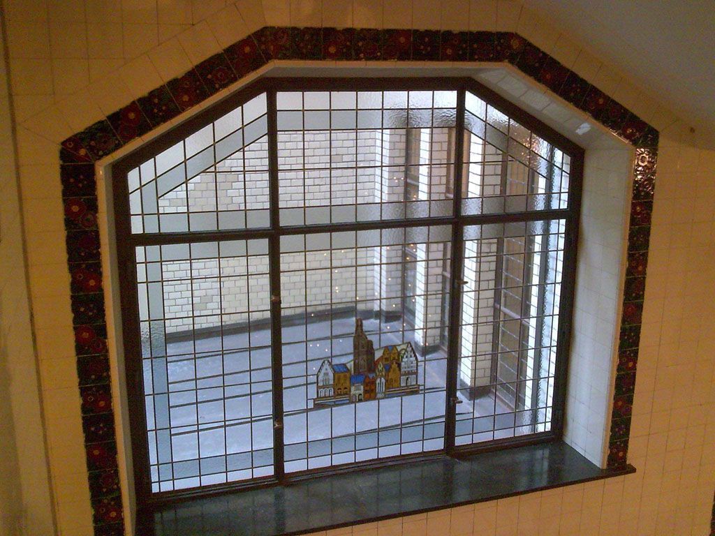 Ein Buntglasfenster mit einem Schloss darauf