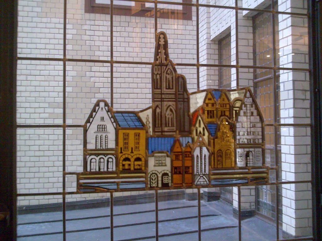 Ein Buntglasfenster mit einem Bild einer Stadt darauf