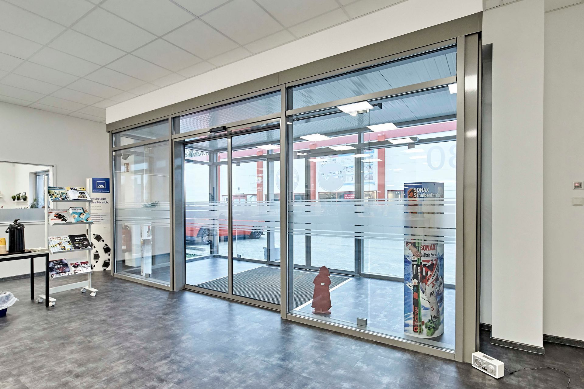 Ein Raum mit vielen Fenstern und einem Tisch