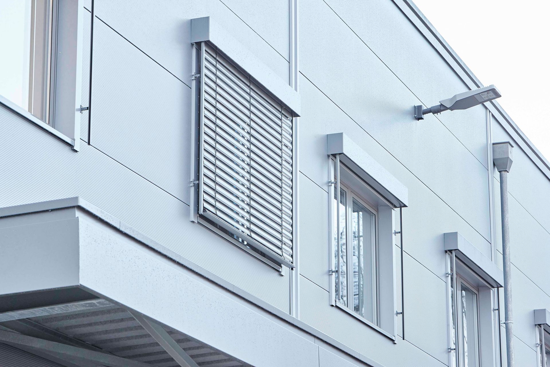 Ein Gebäude mit vielen Fenstern und Fensterläden