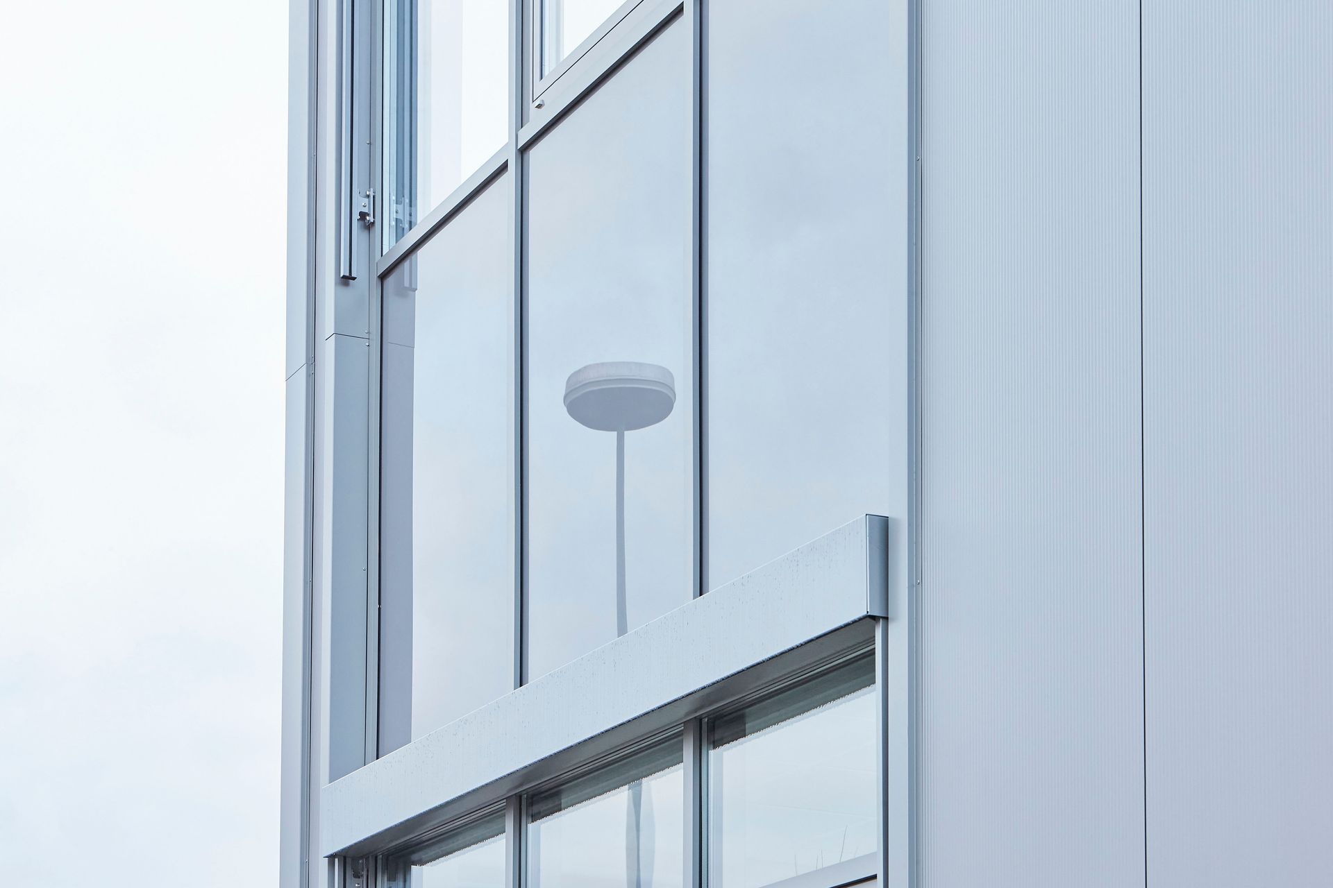 Eine Nahaufnahme eines Gebäudes mit vielen Fenstern.