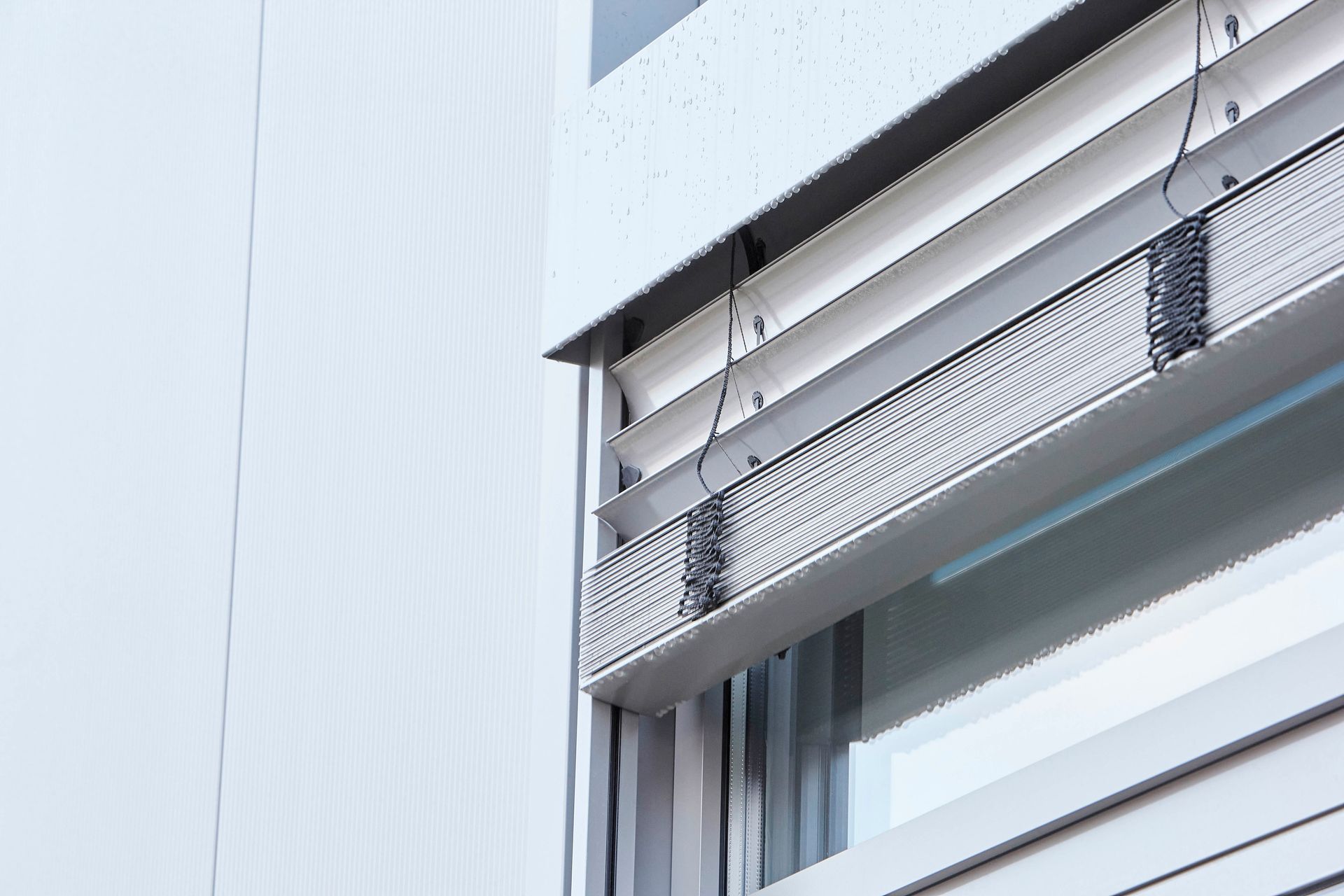 Eine Nahaufnahme eines Fensters mit Jalousien