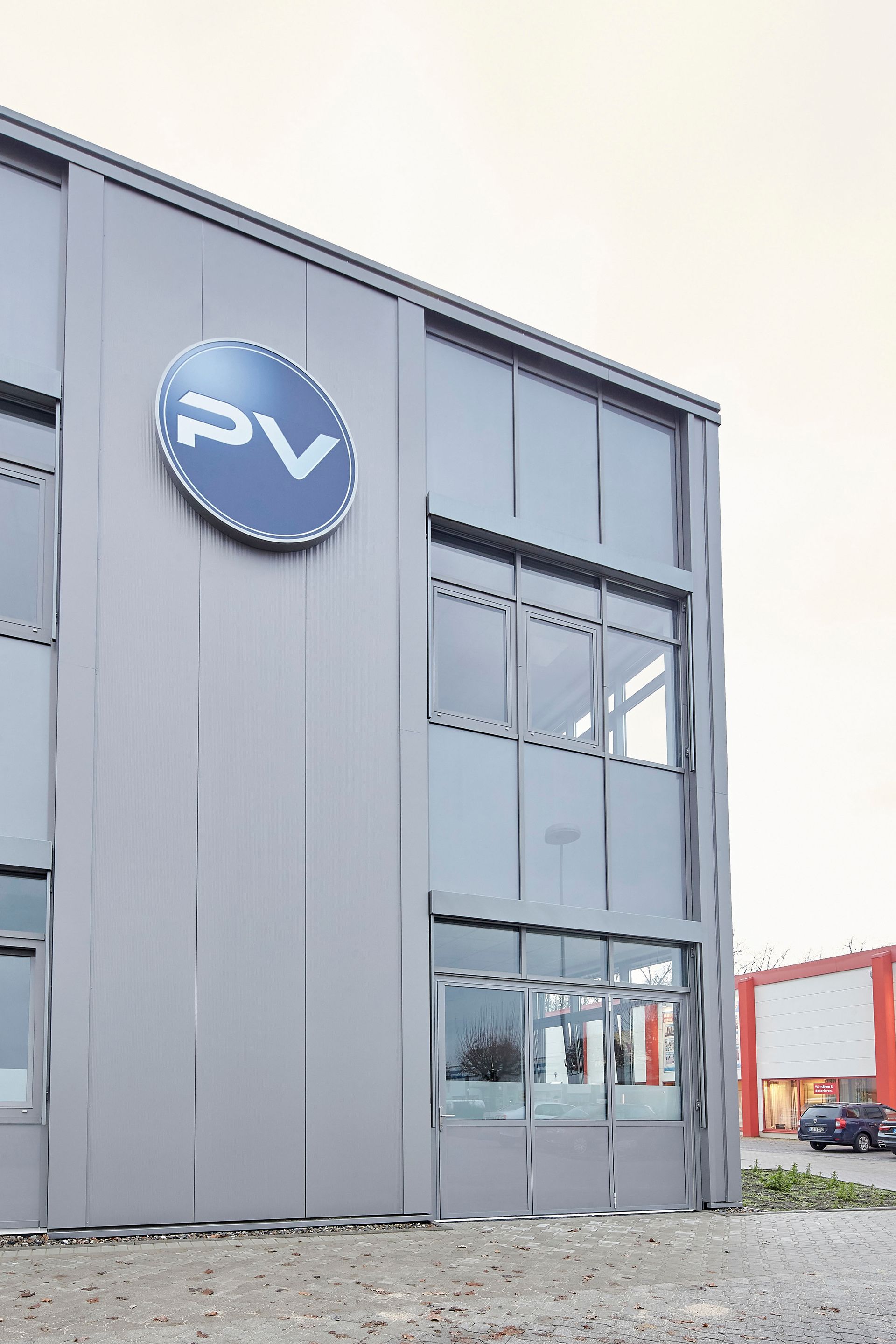 Ein großes Gebäude mit einem PV-Logo an der Seite