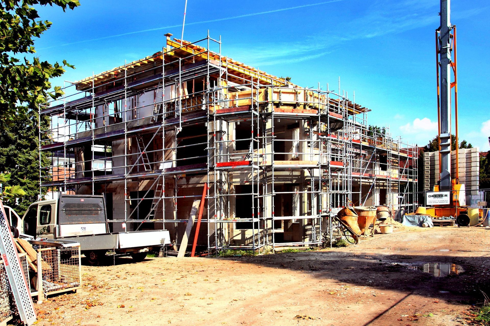 Ein großes Gebäude im Bau mit Gerüsten und einem Kran