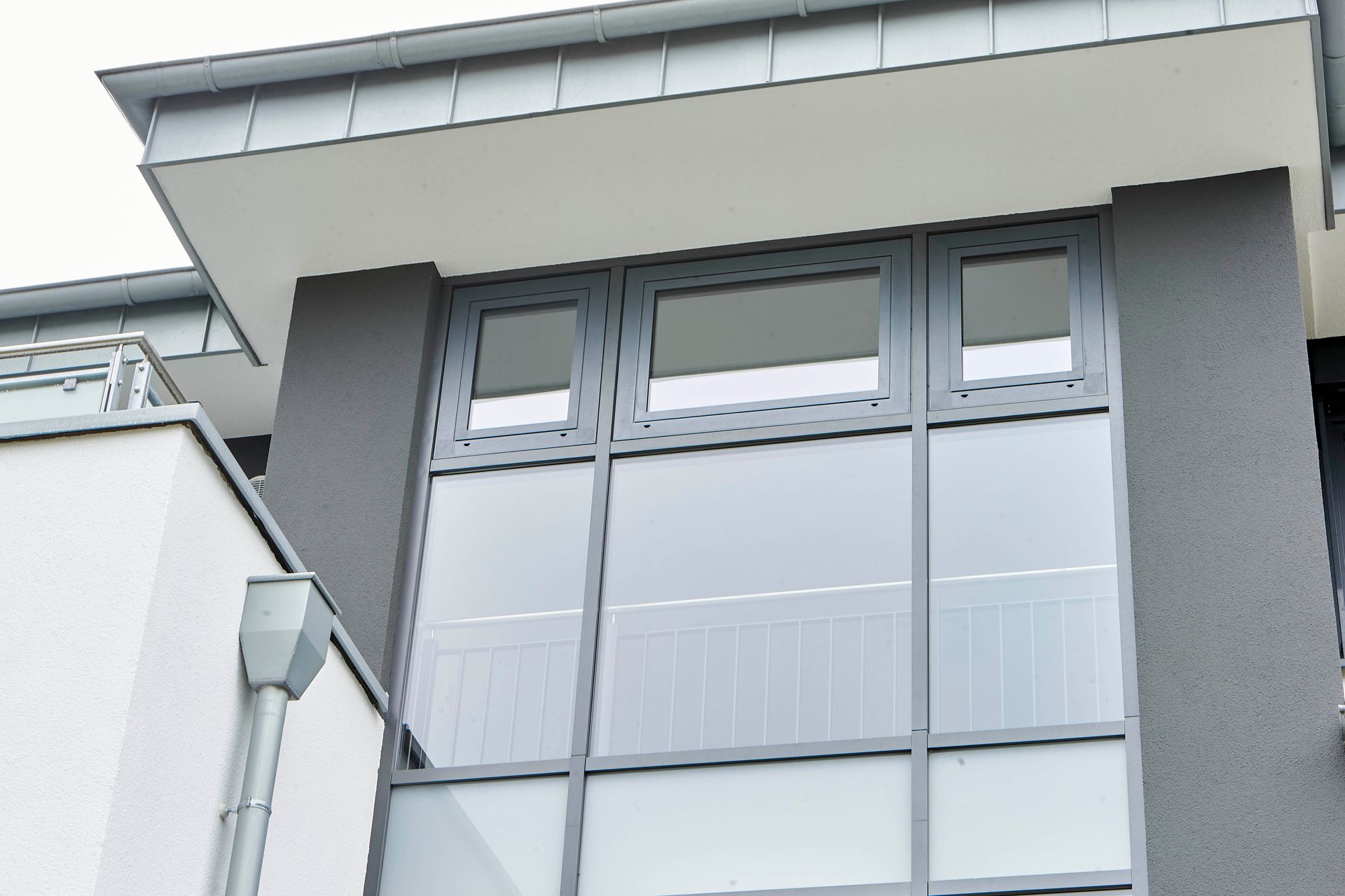 Ein Gebäude mit vielen Fenstern und einer Dachrinne