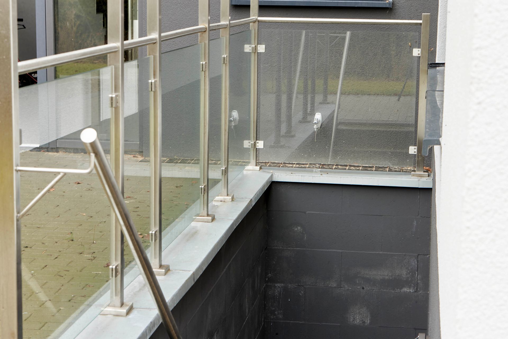 Eine Treppe mit Glasgeländer und Edelstahlgeländer