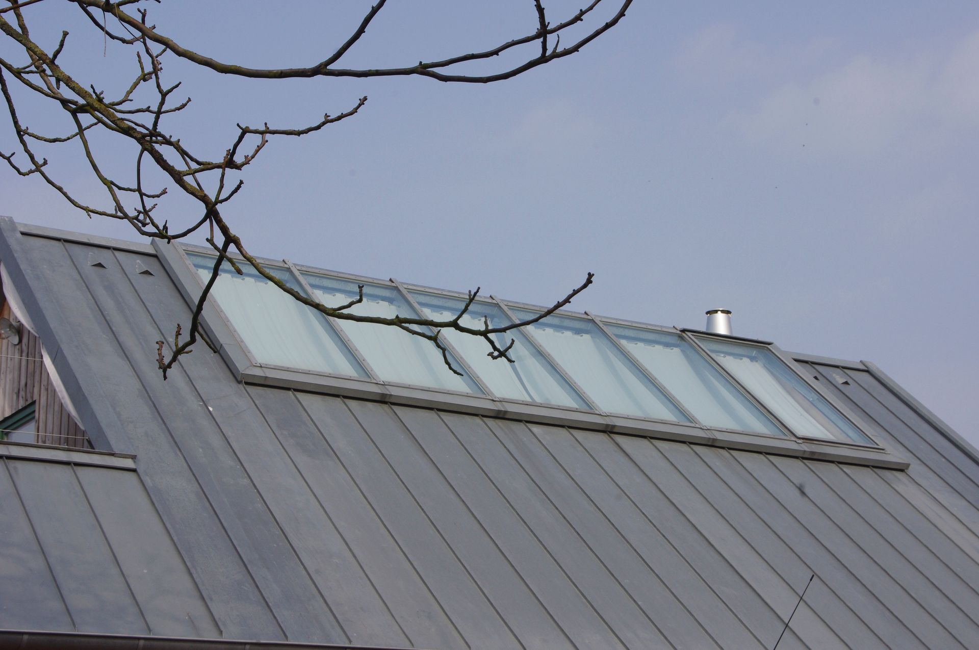 Ein Dach mit einem Oberlicht und einem Schornstein darauf
