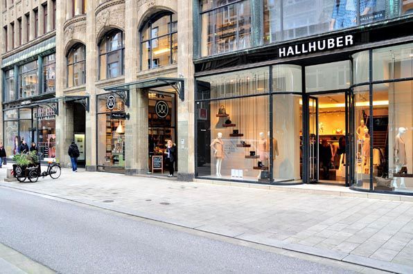 Eine Ladenfront mit einem Schild mit der Aufschrift „Hallhuber“ darauf
