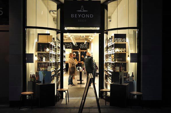 Eine Ladenfront mit einem Schild mit der Aufschrift „Beyond Food“