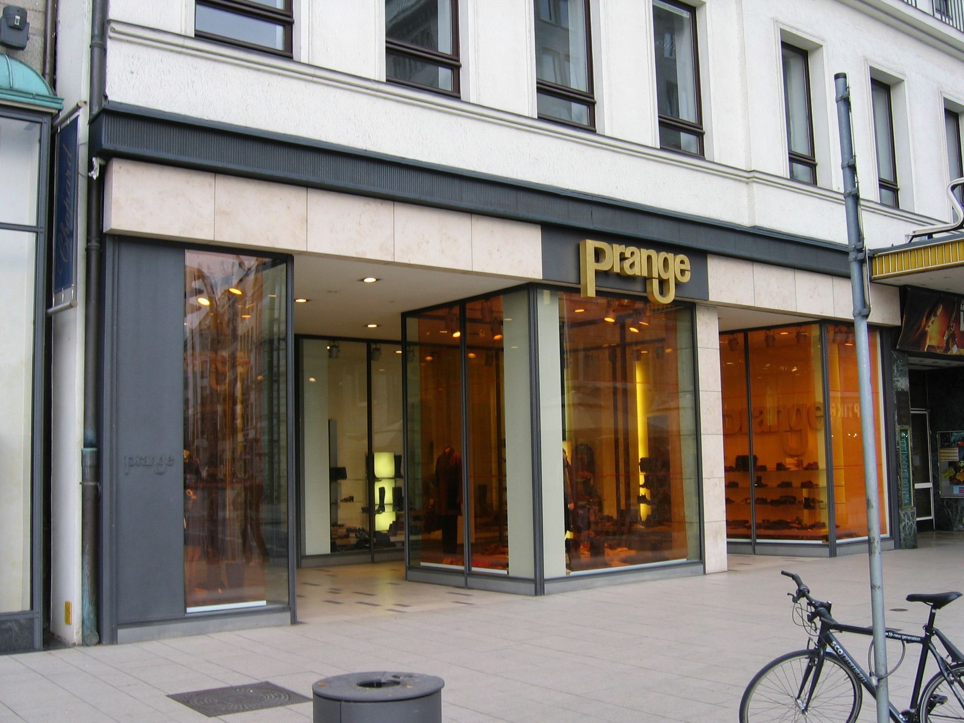 Ein Fahrrad steht vor einem Geschäft namens Prange