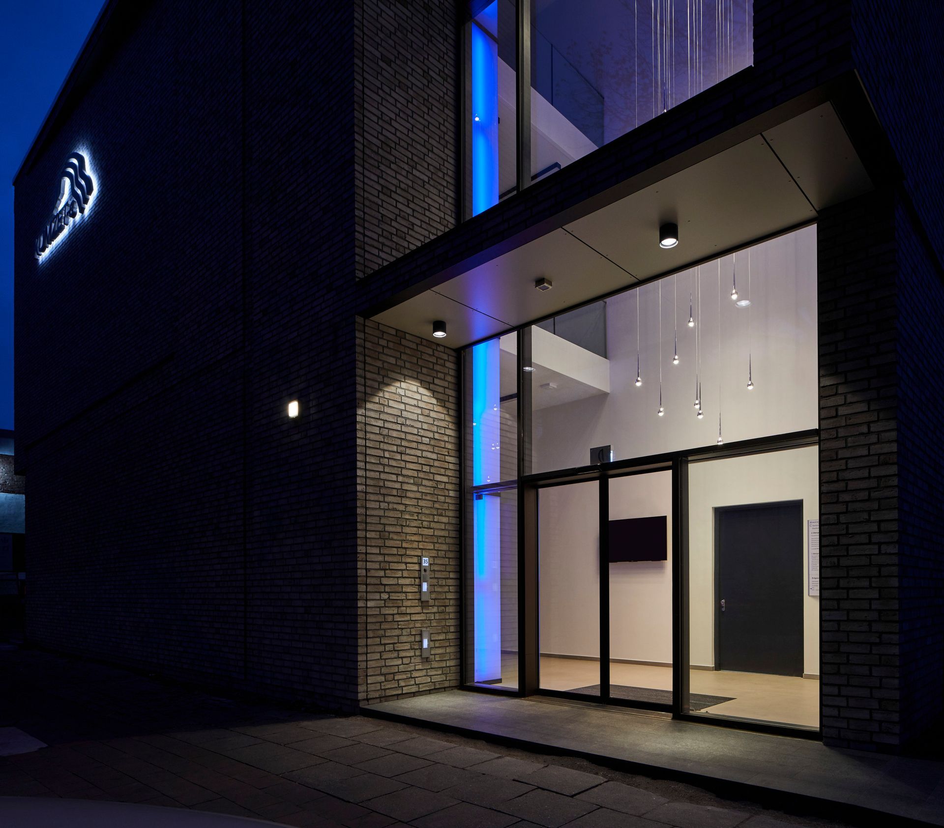 Ein Gebäude mit einem blauen Licht an der Seite