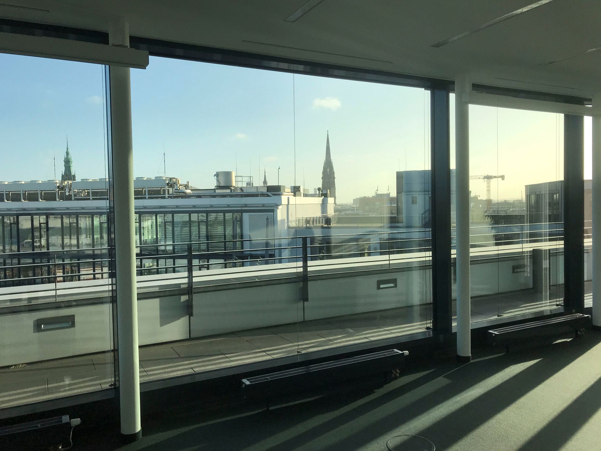 Ein großes Fenster mit Blick auf die Stadt.