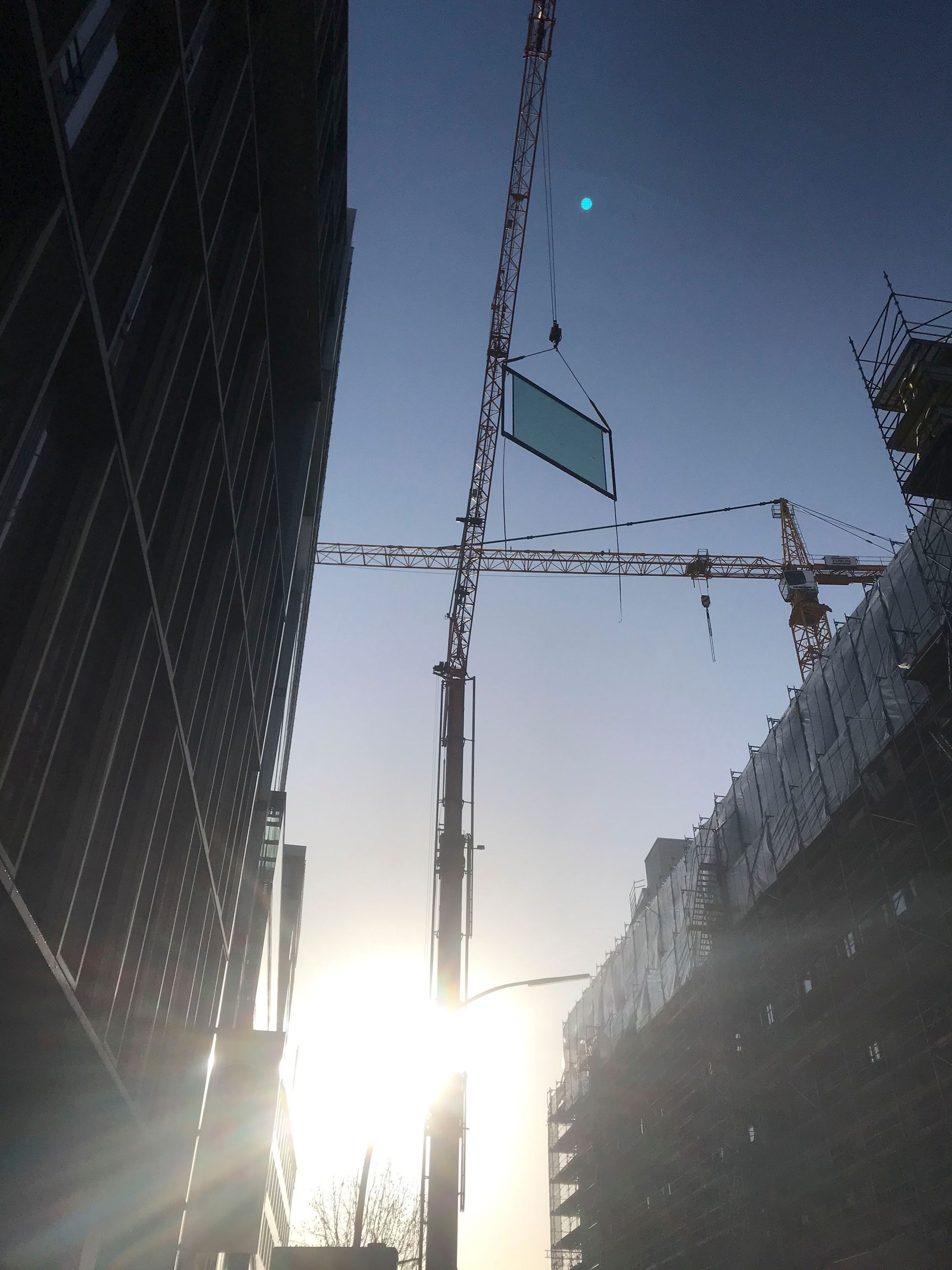 Die Sonne scheint durch die Fenster eines im Bau befindlichen Gebäudes