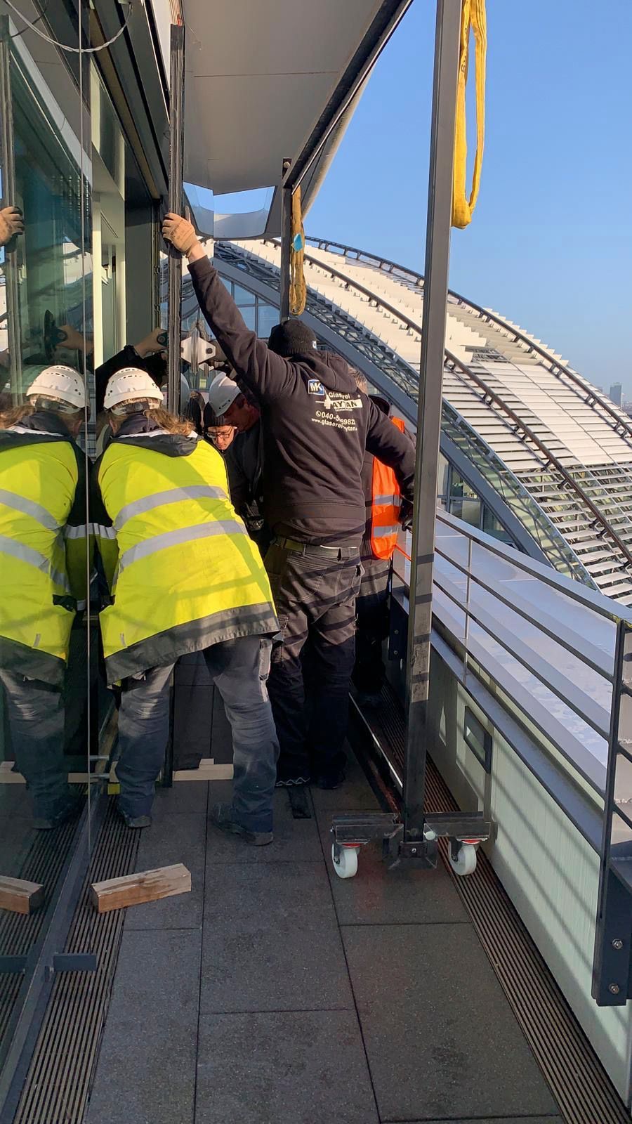 Eine Gruppe Bauarbeiter arbeitet an einem Balkon.