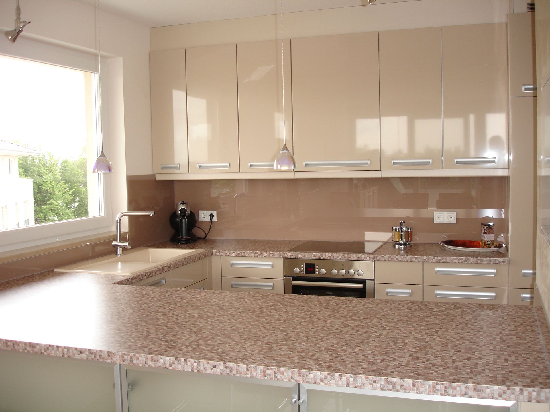 Eine Küche mit Granitarbeitsplatten und weißen Schränken