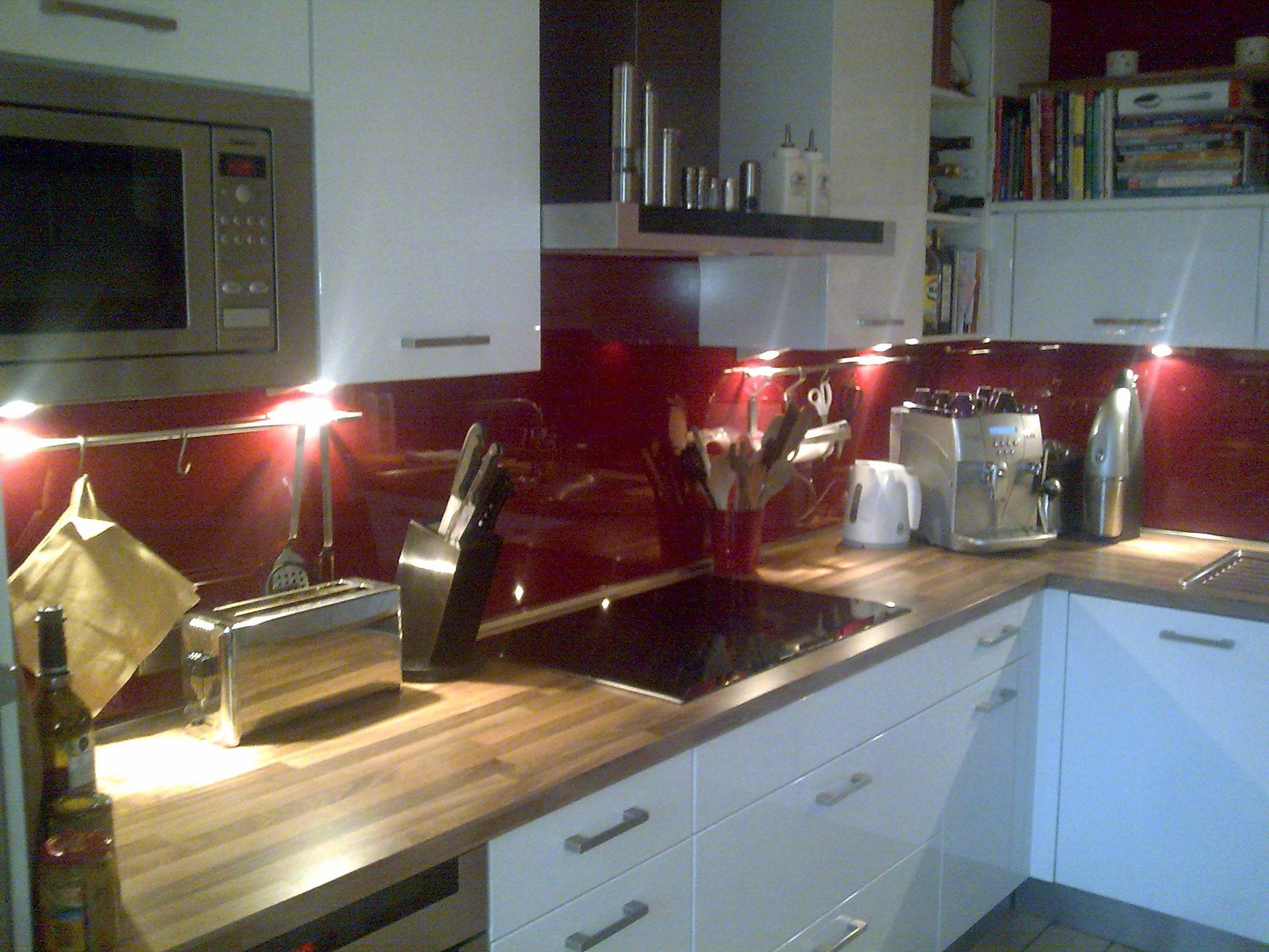 Eine Küche mit weißen Schränken und einem Herd mit Backofen