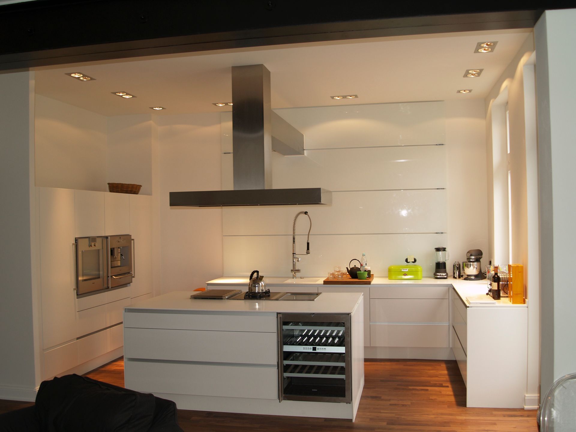 Eine Küche mit weißen Schränken und Geräten aus Edelstahl