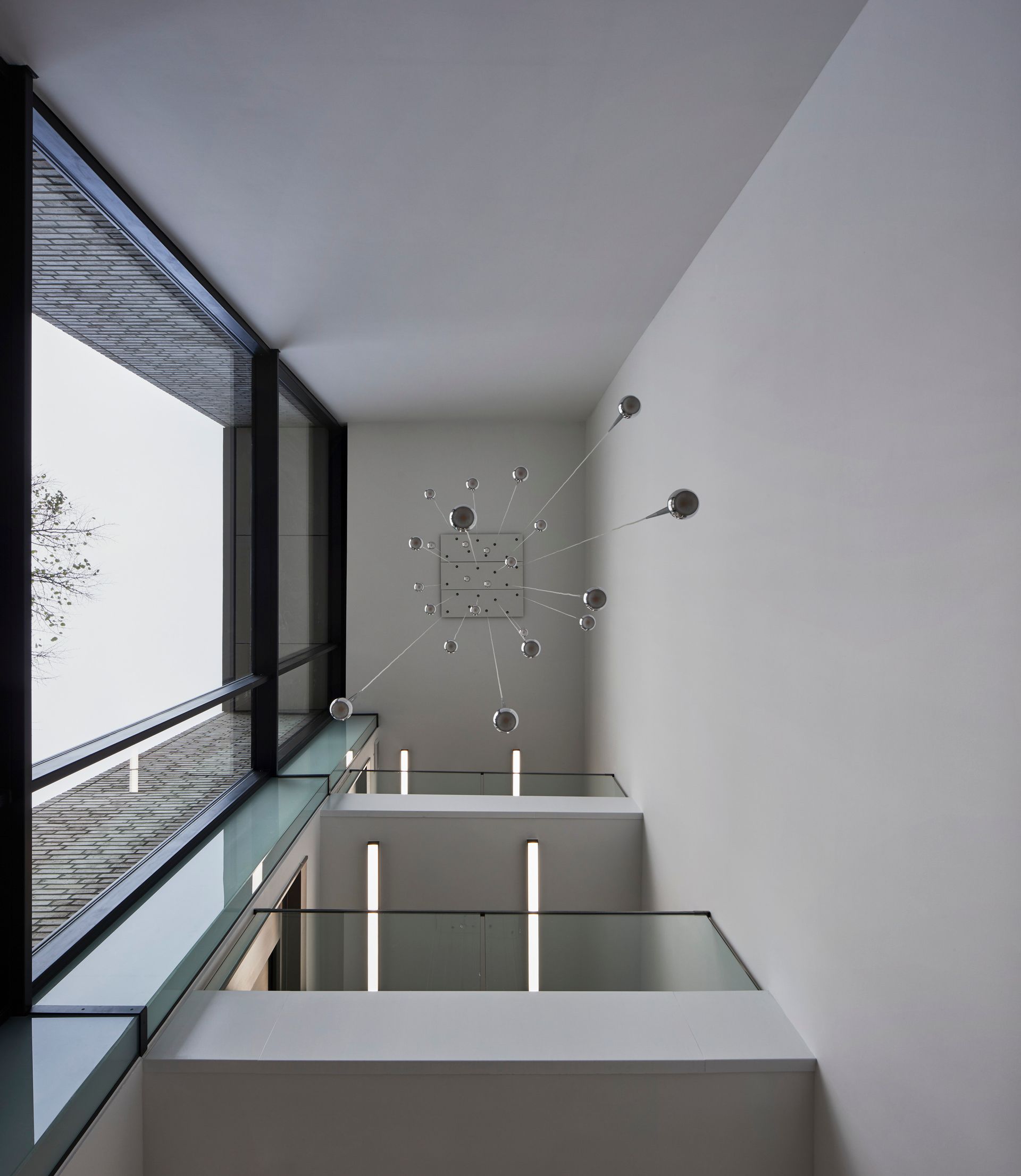 Ein Raum mit einem großen Fenster und einer Uhr an der Wand