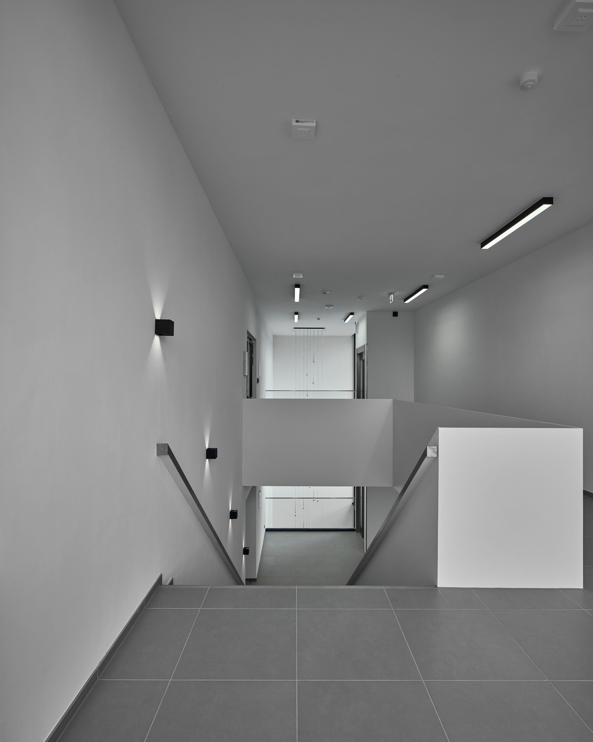 Ein Schwarzweißfoto einer Treppe in einem Gebäude