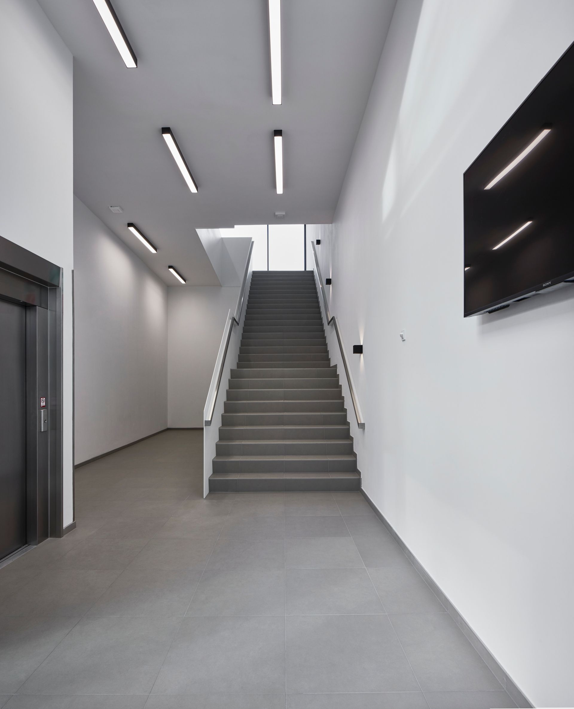 Ein Flur mit Treppe zum zweiten Stock