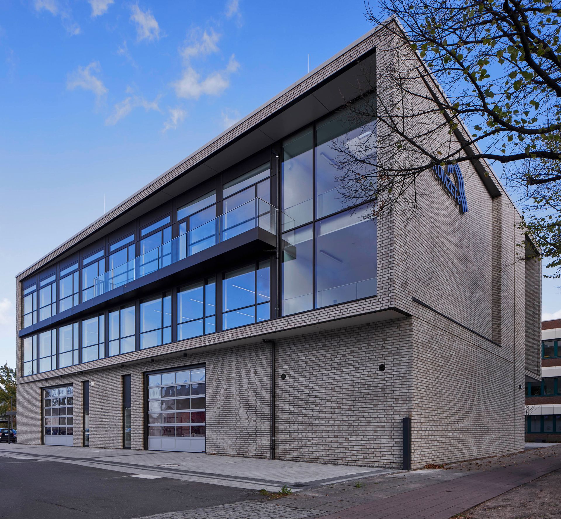 Ein großes Backsteingebäude mit vielen Fenstern